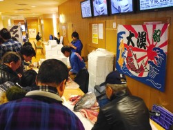 解体された切り身は販売のほか、会員に振る舞われた