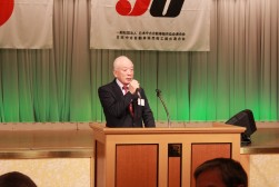 祝辞を述べる元坂明理事長