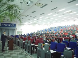 当日はオークションのメイン会場を使用し、７０人近い受講者を集めた