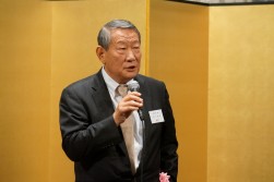 祝賀会で挨拶する岩下世志副会長