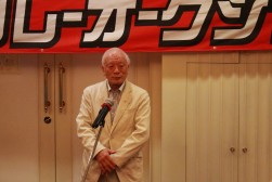 ウェルカムパーティで挨拶する元坂明社長
