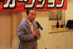 ウェルカムパーティで挨拶する磯﨑孝流通委員長