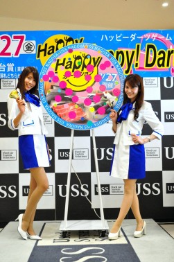 当日はＵＳＳガールズが来場、ダーツゲームを盛り上げた