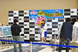 ダーツゲームで盛上がる会場