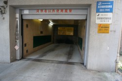 専用エレベーターで車両は各フロアへ