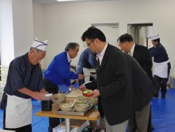 無料で出雲そばを振る舞い、会員の列が絶えなかった