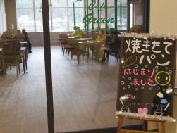 ２階カフェコーナーでは焼き立てパンも提供