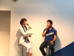 各メーカーブースでは有名ライダーを招いたトークショーも（写真はスズキブース）