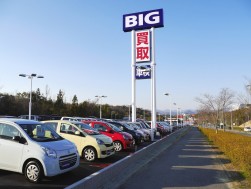 「ＢＩＧ」のサインポールが一際目立つ