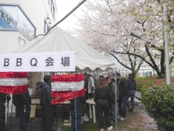 会場前芝生広場でお花見ＢＢＱを開催した