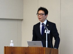 プレゼンターの長谷川浩嗣社長