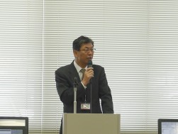 向井社長がセレモニーで挨拶に立ち、会員への謝辞を述べた