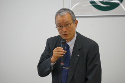 事業説明会で挨拶する中山寛治理事長