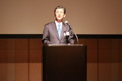 謝辞を述べる向井英夫社長