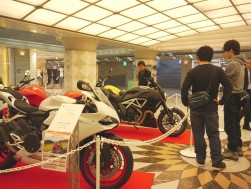 伊DUCATI（ドゥカティ）の2輪車も展示された