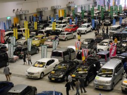 多数の来場者で賑わった中古車ビッグフェア
