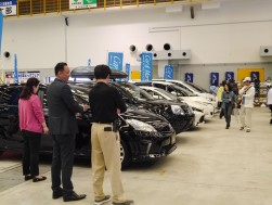 会場を訪れた来場者に車両説明を行う姿が多数見られた
