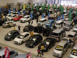 館内には１７４台の車両が所狭しと並んだ
