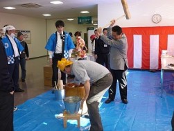 安藤社長自ら杵を振り下ろす場面も