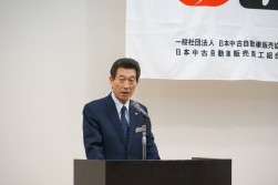 総会で挨拶する海津博理事長