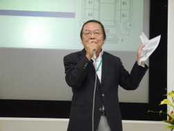 手ゼリ融合システムの概要説明を行う吉岡社長