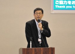 挨拶に立つ向井英夫社長