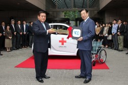 日本赤十字社で行われた贈呈式の模様