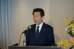 理事会で挨拶に立つ海津博会長