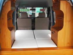 無垢材を使った本格仕様、車種専用設計でフィッティングも抜群