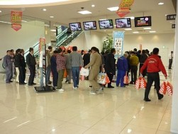 山積みされた福袋と長蛇の列