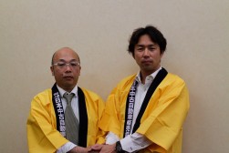 新部会長の矢部氏（左）と前部会長の大木氏