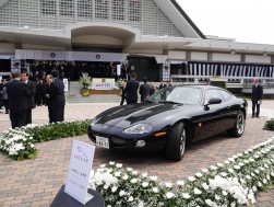 故人が生前愛用したジャガーＸＫＲが飾られた