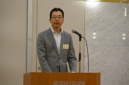 総会で挨拶に立つ池史彦会長