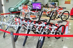 出品賞で提供される折りたたみ自転車とマウンテンバイク