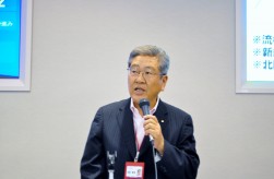 挨拶に立つ　河原郁夫執行役員