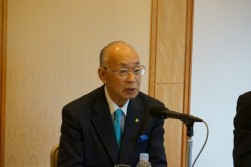 記者会見で、澤田稔理事長