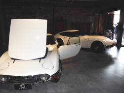 トヨタ「２０００GT」が２台並んで展示されている