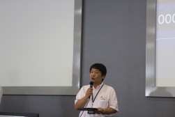 挨拶に立つ堀内会場長