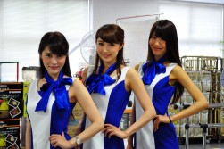 ＵＳＳガールズが来場、ダーツゲームを盛り上げた