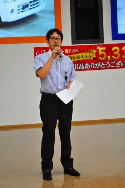 挨拶に立つ新美幸夫会場長