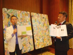 池田晋八取締役と京都造形芸術大・椿教授がアートを説明