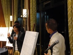 京都造形芸術大の学生が自身の作品のコンセプトなどを説明