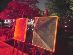 夜の庭園にアートが浮かび上がる