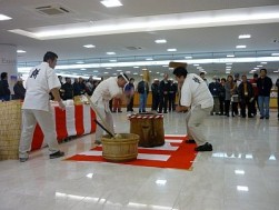 高速餅つきの実演