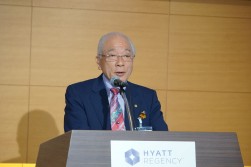 挨拶に立つ元坂明社長