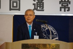 総会で挨拶に立つ橋本一豊会長