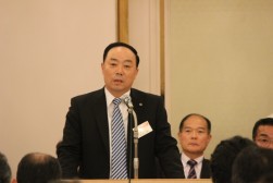 総会冒頭挨拶に立つ福本会長