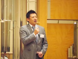 柏原社長は２０周年記念パーティーで加盟店オーナーに謝辞を述べた