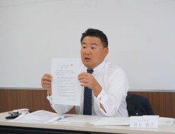 あらたに制定した日本自動車購入協会憲章について説明する井上代表理事