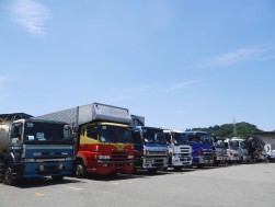 バラエティー豊かな出品車が並ぶＩＭＡ九州会場